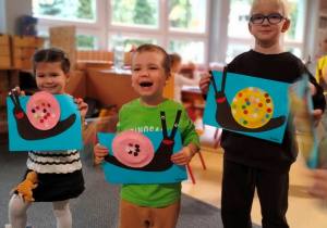 dzieci prezentują swoje ślimaki