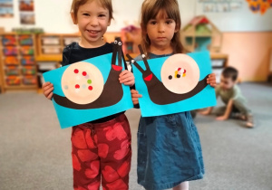 dziewczynki prezentują swoje ślimaki