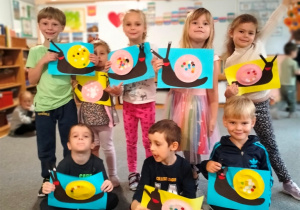 dzieci prezentują swoje ślimaki