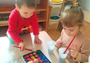 dzieci farbują wodę w kubeczkach