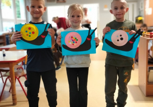 dzieci prezentują swoje ślimaki