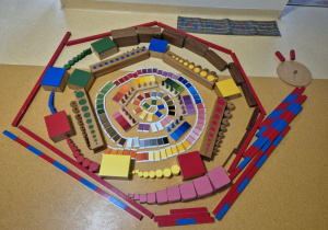 Ślimak ułożony przez dzieci z montessoriańskiego materiału rozwojowego