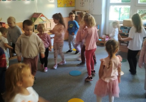 dzieci podczas zaabwy muzyczno - ruchowej z kropkami