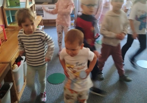 dzieci podczas zaabwy muzyczno - ruchowej z kropkami