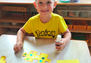 Wiktor podczas tworzenia swojej części puzzli