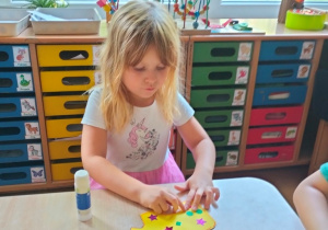 Ala podczas tworzenia swojej części puzzli