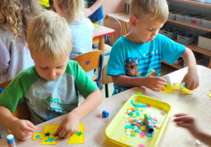 dzieci podczas tworzenia swoich elementów puzzli