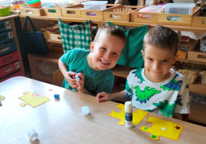 dzieci podczas tworzenia swoich elementów puzzli