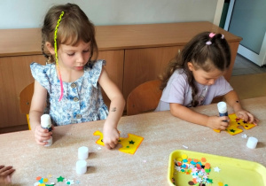 Iga i Misia podczas tworzenia swoich puzzli