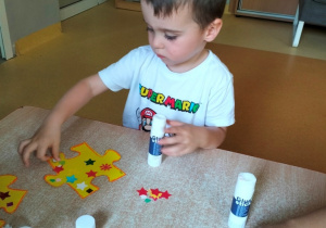 Filip podczas tworzenia swojego puzzla