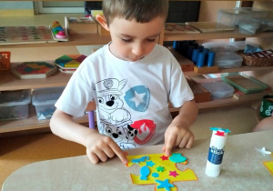 Mikołaj podczas tworzenia swojego puzzla