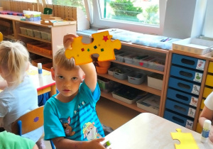 Zachary prezentuje swój element puzzli