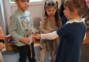 Iga wręcza prezent Maciusiowi