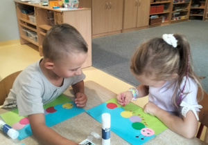 Bruno i Pola podczas tworzenia stonogi