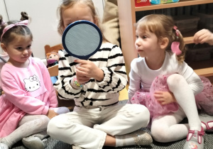 Pola ogląda swoją twarz w lusterku