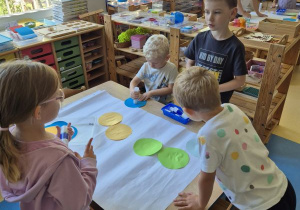 Dzieci ustawiają się na kropkach podczas zabawy ruchowej