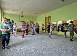 Zabawy z piłkami podczas zajęć sportowych