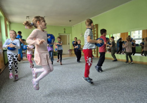 Dzieci biegają z piłkami