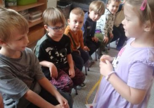 Ala wręcza koledze własnoręcznie zrobiony upominek