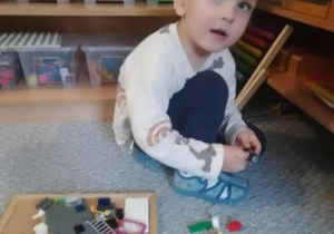 Bartuś układa klocki Lego