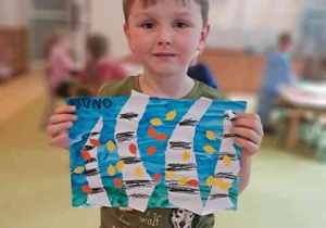 Bruno i jego praca plastyczna pt. "Jesienne brzozy"