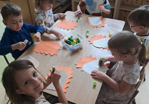 Dzieci przy stoliku w czasie wykonywania pracy plastycznej pt. "Jeż"