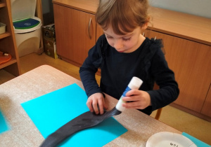 Iga nakleja swojego ślimaka