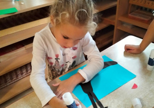 Michasia nakleja swojego ślimaka