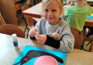 Laura nakleja swojego ślimaka