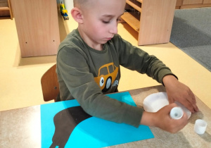 Bruno nakleja swojego ślimaka