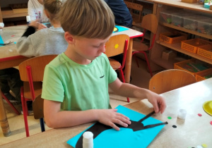 Franio nakleja swojego ślimaka