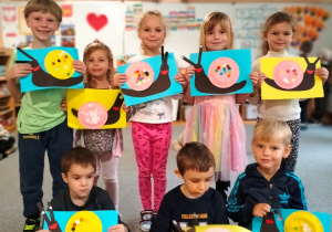 dzieci prezentują swoje ślimaki