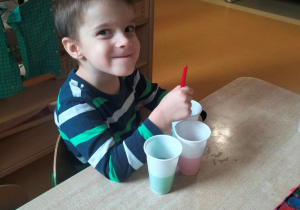 Maciuś farbuje wodę farbami