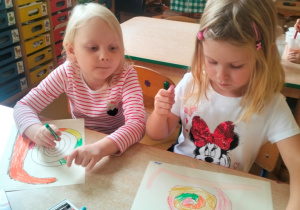 dziewczynki malują ślimaki