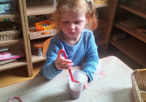 Jula farbuje wodę farbami