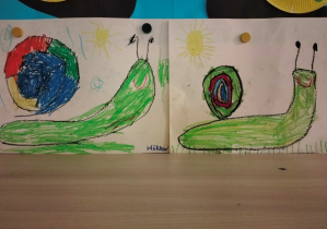 ślimaki namalowane pastelami na wystawie naszej grupy