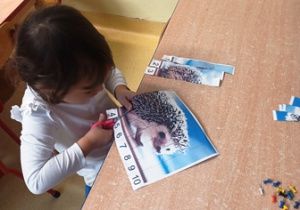 Jowitka wycina puzzle z jeżem