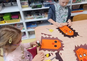 Dzieci w trakcie zabawy plastycznej "Jeż"