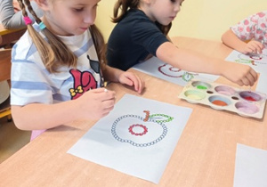 Eliza i Jowitka rozwijają motorykę małą - stemplują pałeczkami kosmetycznymi