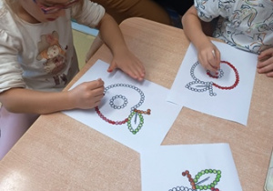 Dzieci w trakcie pracy