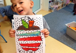 Kostas pokazuje swoje działo "Jabłko zgody"