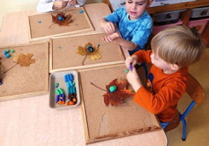 Dzieci w czasie lepienia z plasteliny