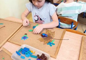 Emilka lepi z kasztana i plasteliny zwierzątko