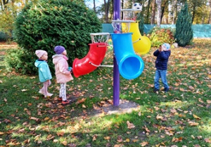 Zabawa ruchowa - rzut piłką do celu