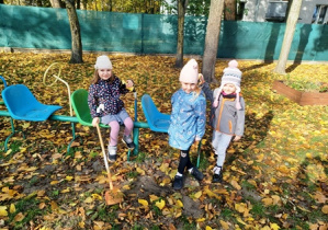 Dziewczynki w czasie zabaw na powietrzu