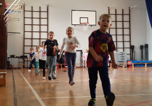 Dzieci podczas biegu rozgrzewkowego dookoła sali