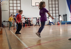 Dzieci podczas biegu rozgrzewkowego dookoła sali