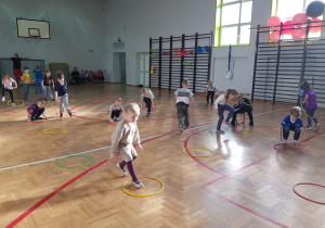Dzieci ćwiczą z obręczami