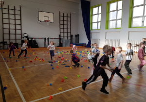 Dzieci segregują na czas przedmioty według koloru