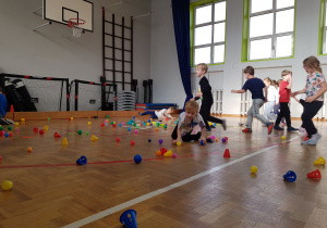 Dzieci segregują na czas przedmioty według koloru